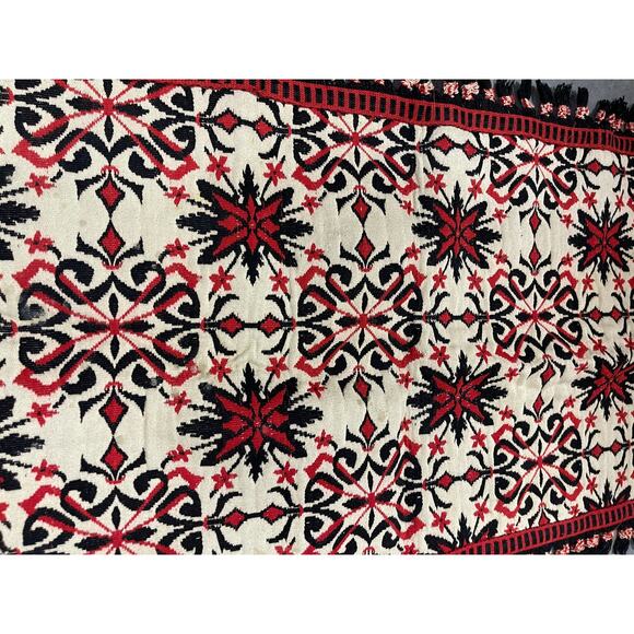 Red-White Rug with Floral Pattern, Decorative Throw - Picture 4 of 6
